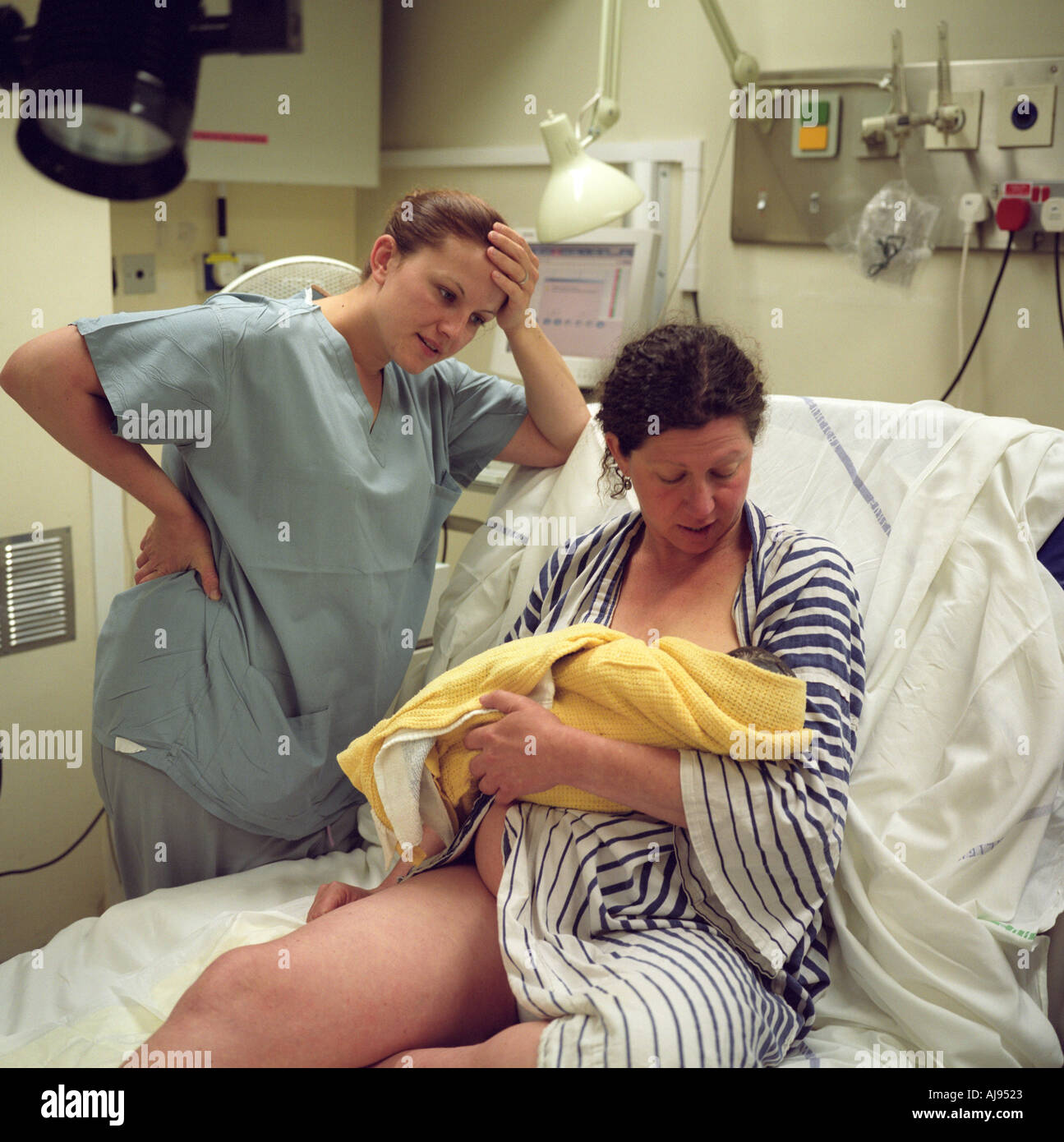 Hebamme und Mutter Holding neugeborenes Baby University College Hospital in London, UK. 2003. Stockfoto