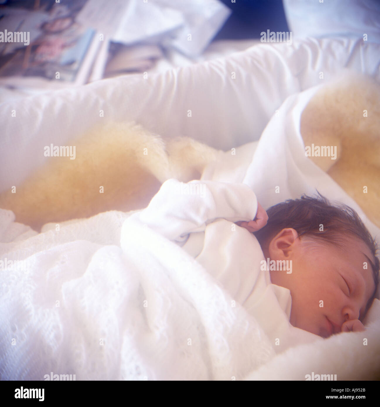 Neugeborenen im Alter von 6 Tagen in ihrem Kinderbett im Zimmer ihrer Eltern schlafen. Stockfoto