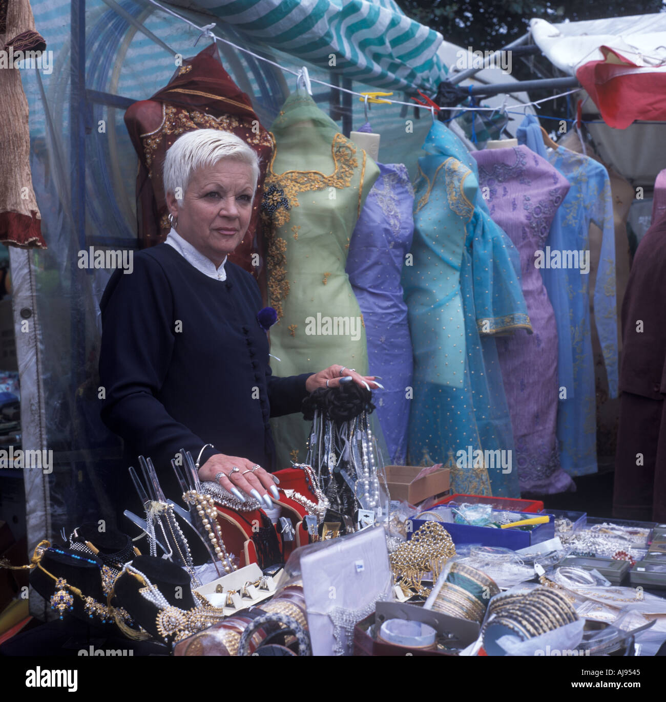Eine Frau, asiatische Kleidung für Frau an einem Stall in Newcastle Mela, eine asiatische Festival, UK verkauft. Stockfoto