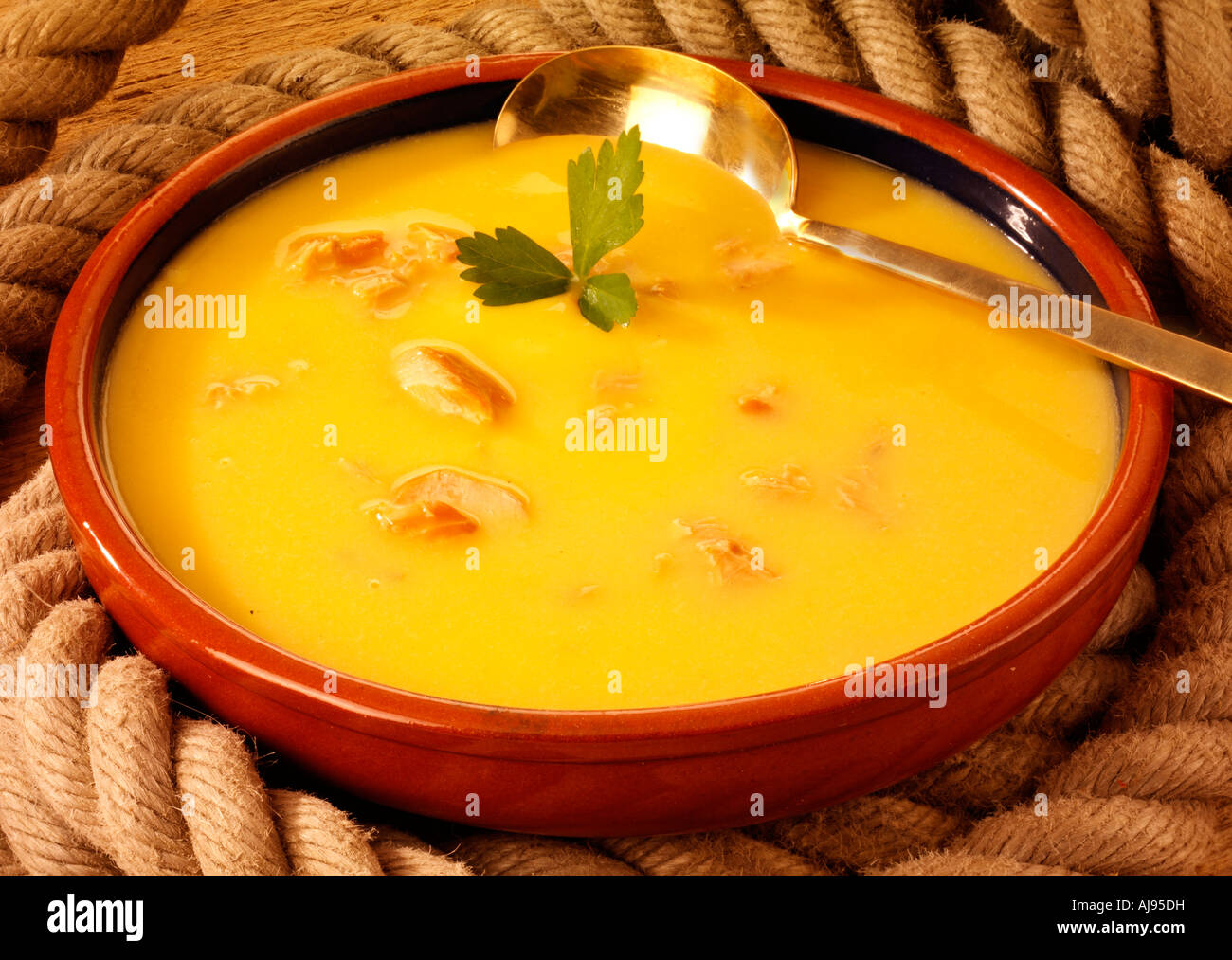 SCHOTTISCHER GERÄUCHERTER LACHS SUPPE Stockfoto
