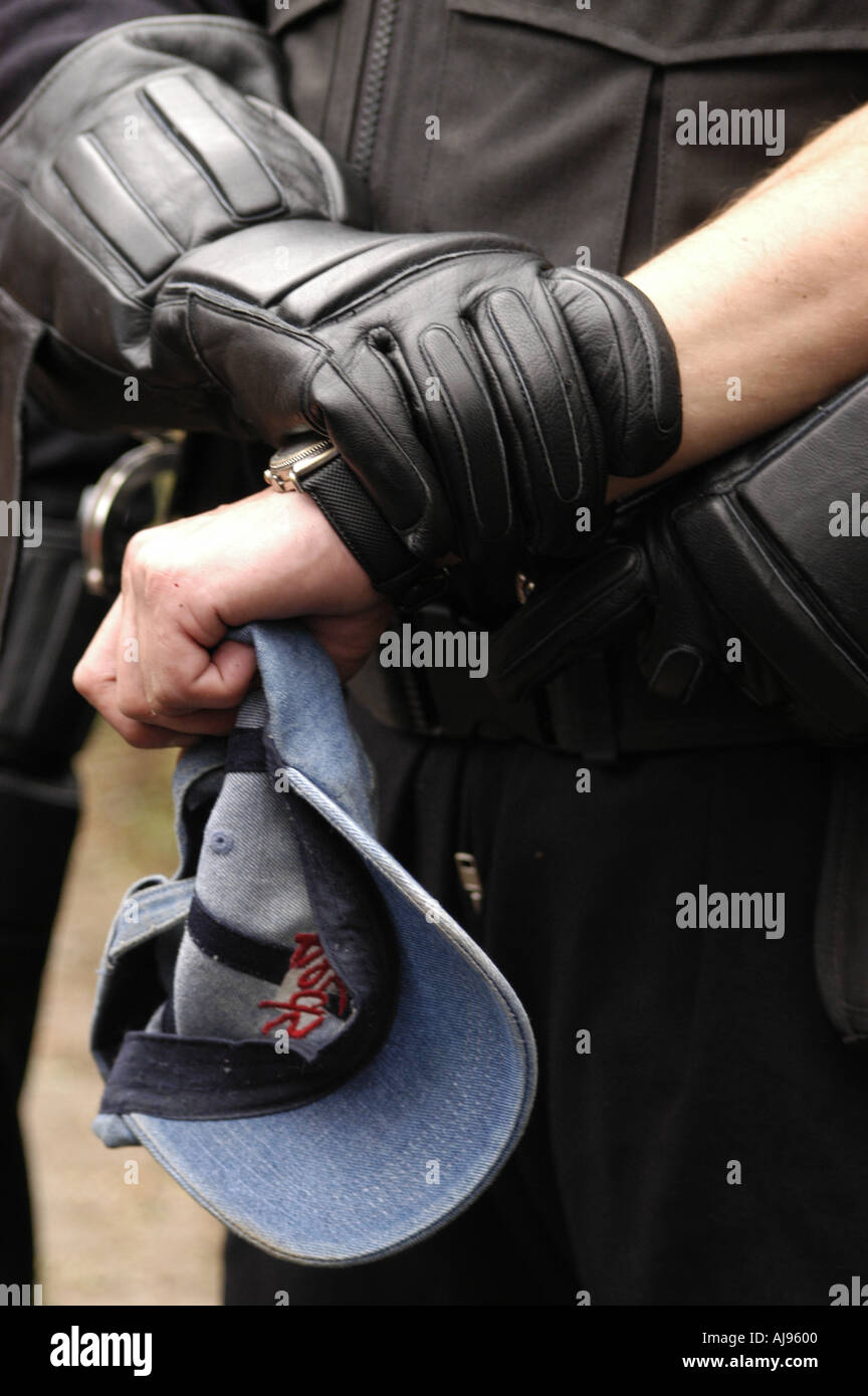 Der starke Arm des Gesetzes Verhaftung auf London s Arme Messe 10. September 2003 Stockfoto