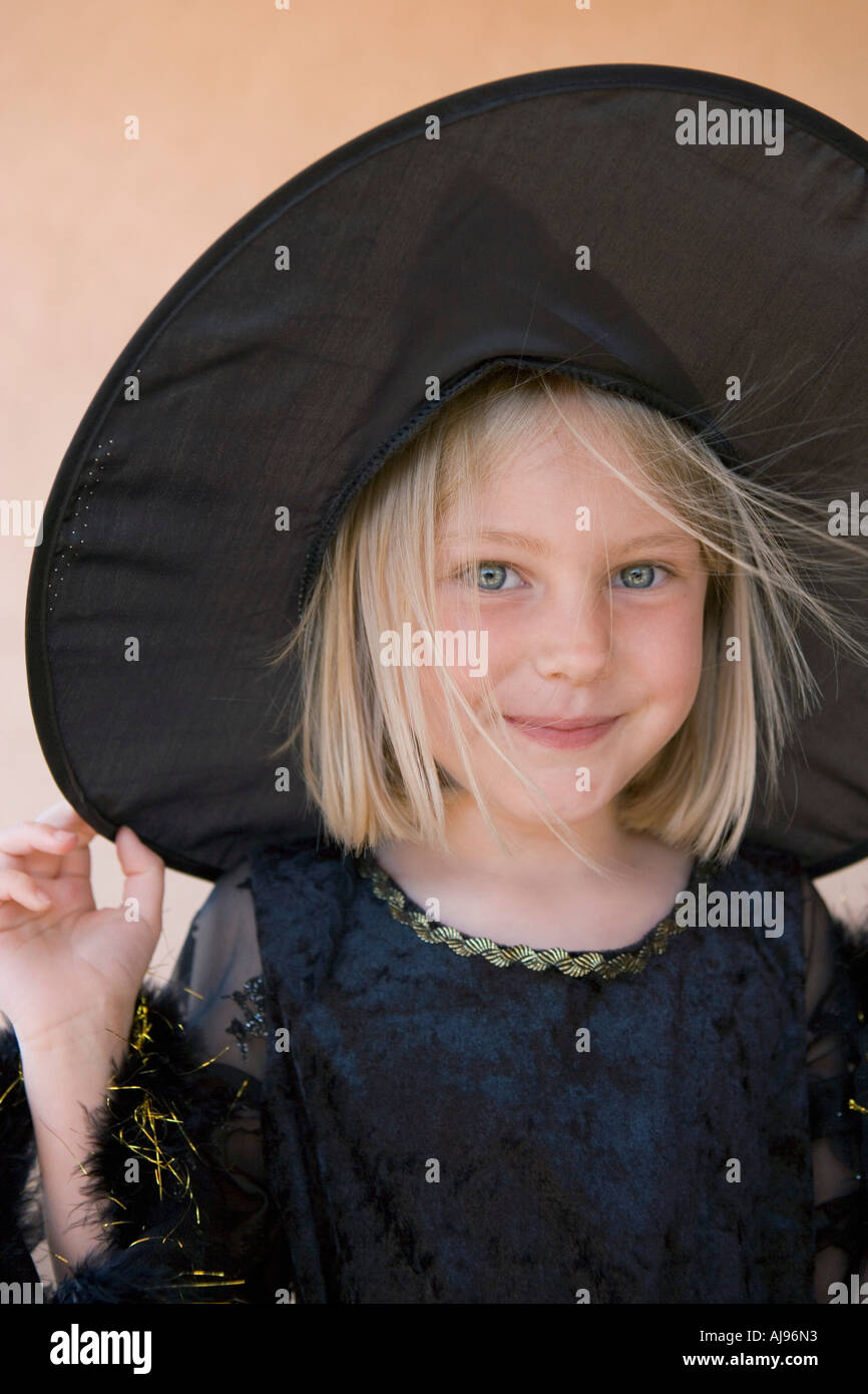 Junges Mädchen als Hexe verkleidet Stockfoto