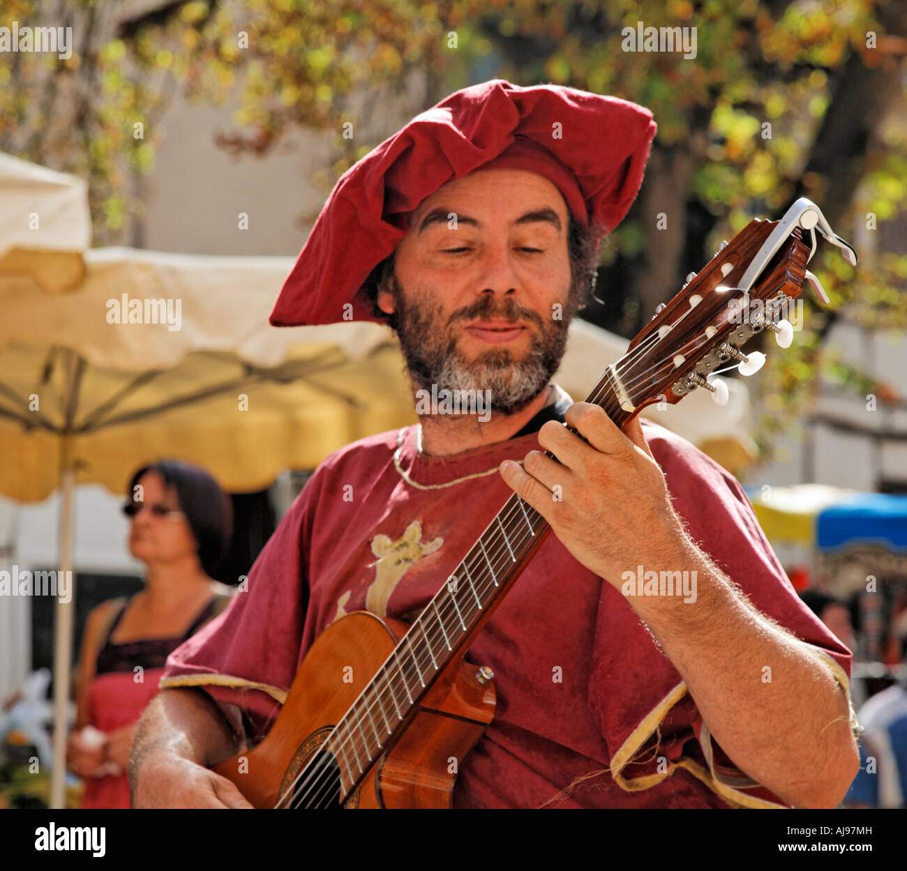 Straßenmusiker spielen Gitarre In Kostüm Saint Antonin Toulouse Frankreich Stockfoto