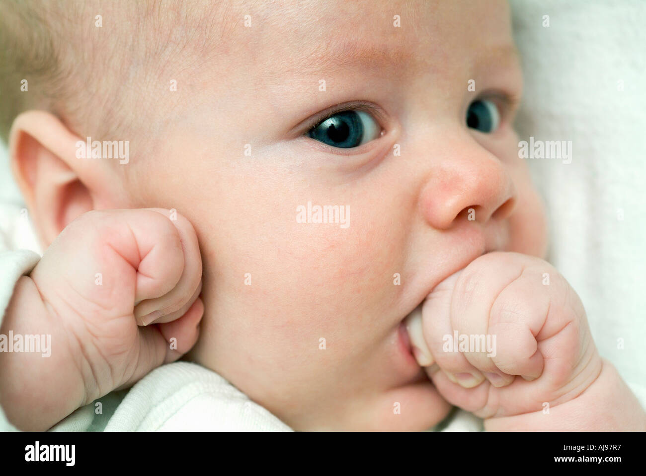 Baby Boy hinlegen und saugen hand Stockfoto