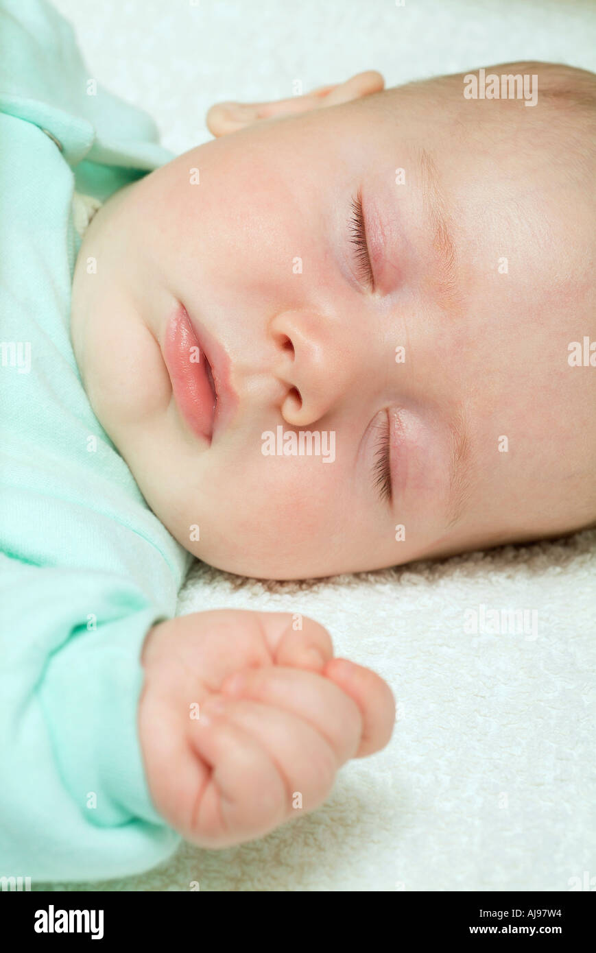 Baby schläft und gekleidet in grünen Overall Stockfoto