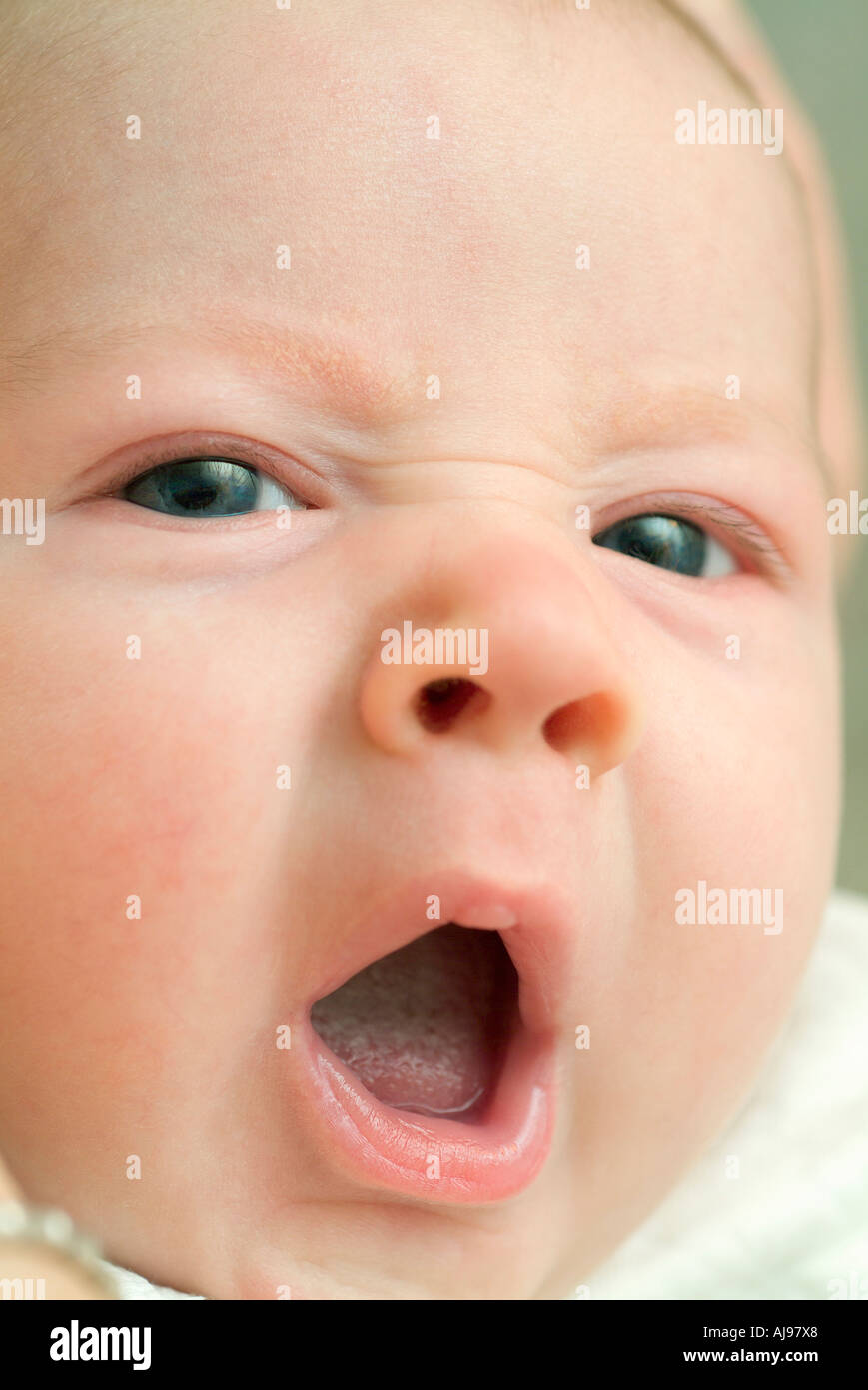 Nahaufnahme des Babys Gähnen Stockfoto