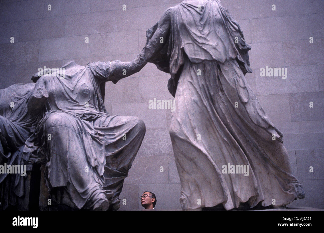 Ein japanischer Tourist schaut die Elgin Marbles im British Museum, London, UK. Stockfoto