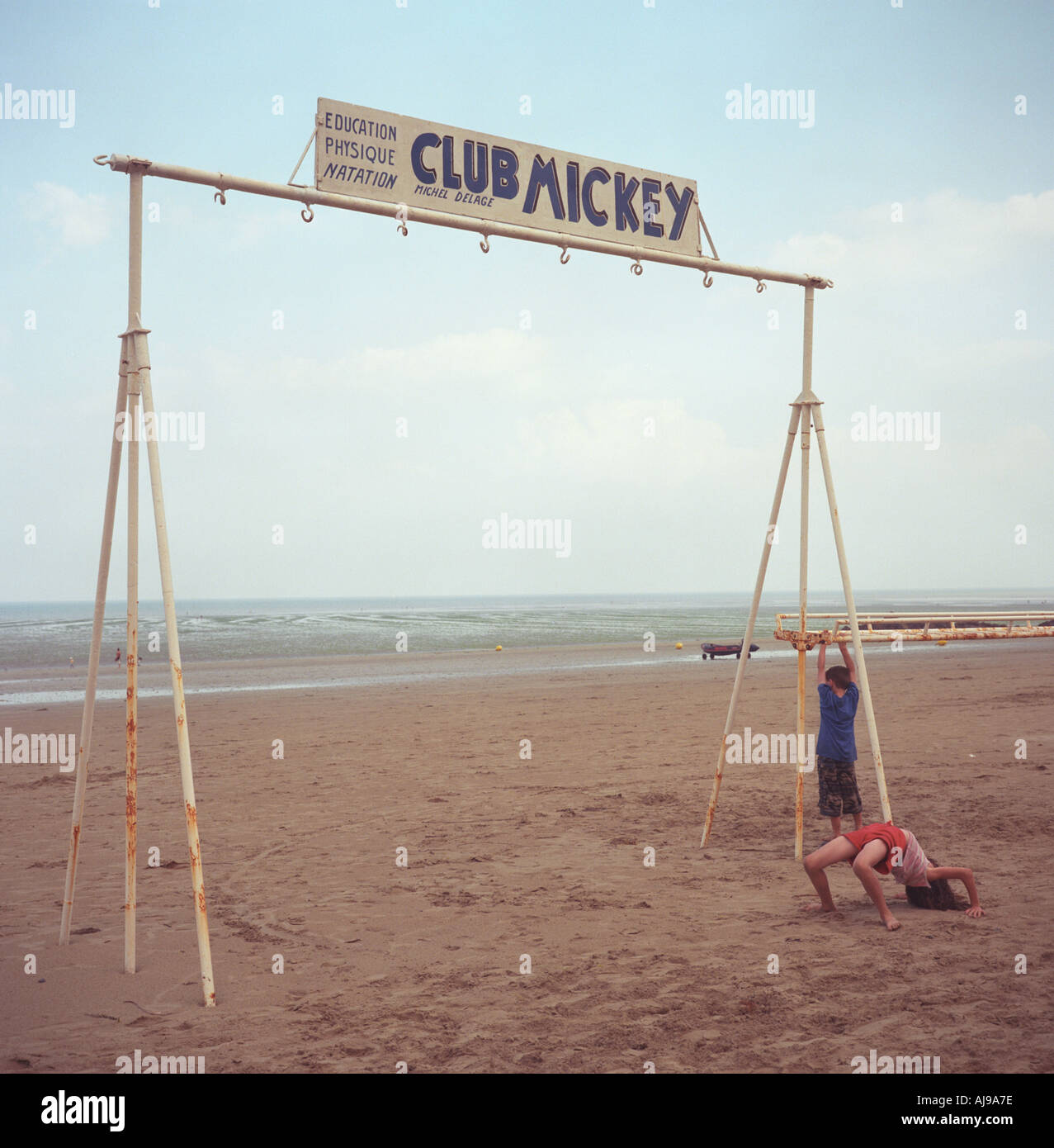 Zwei Kinder spielen am Sportunterricht Ausrüstung am Strand, Binic, Bretagne, Frankreich. Stockfoto