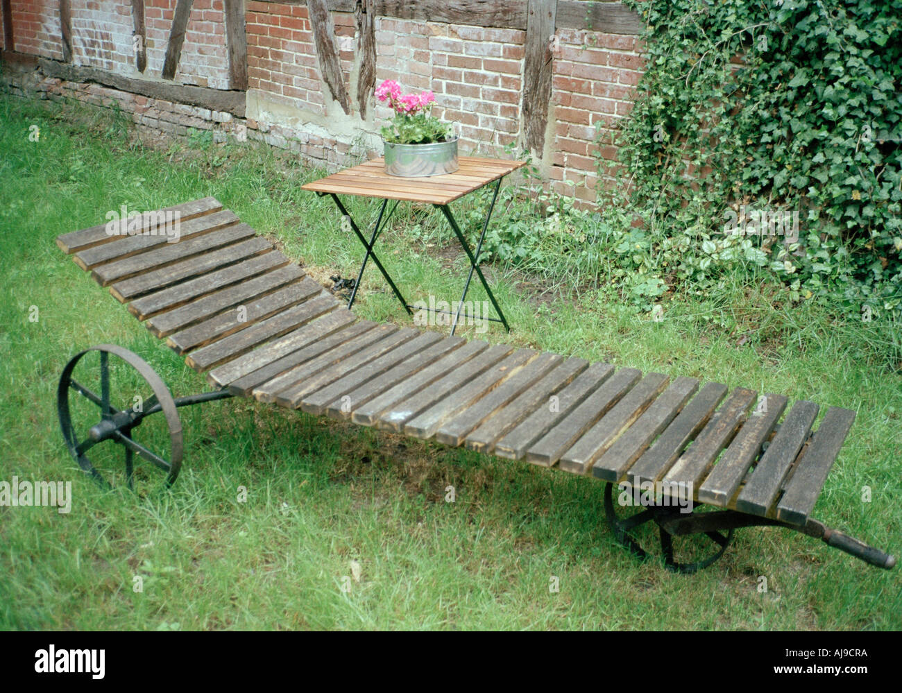 Holz Liegestuhl und Tisch im Garten Stockfoto