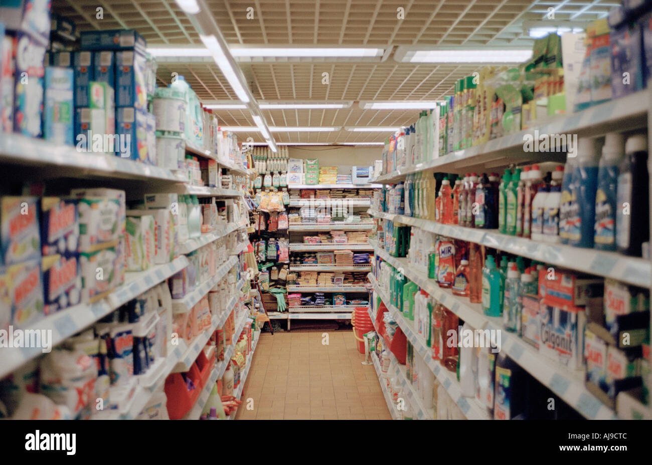 Regale in einem Supermarkt Stockfoto