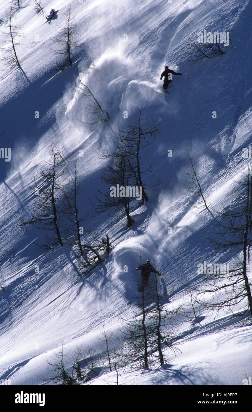 Zwei Snowboarder fahren den frischen Pulverschnee in Sainte-Foy französischen Alpen Stockfoto