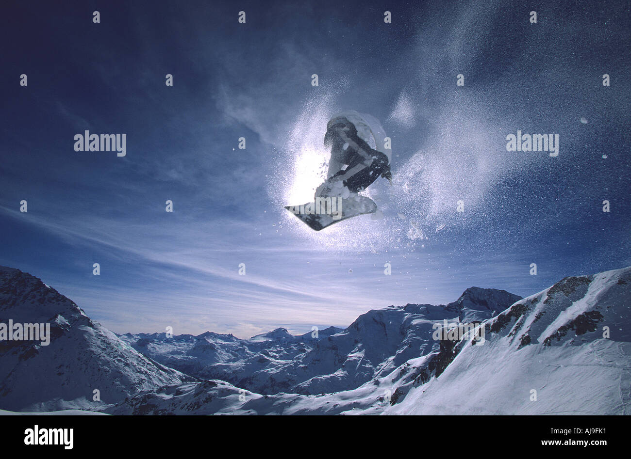 Snowboarder fliegt in die Sonne in Les Arcs französischen Alpen Stockfoto