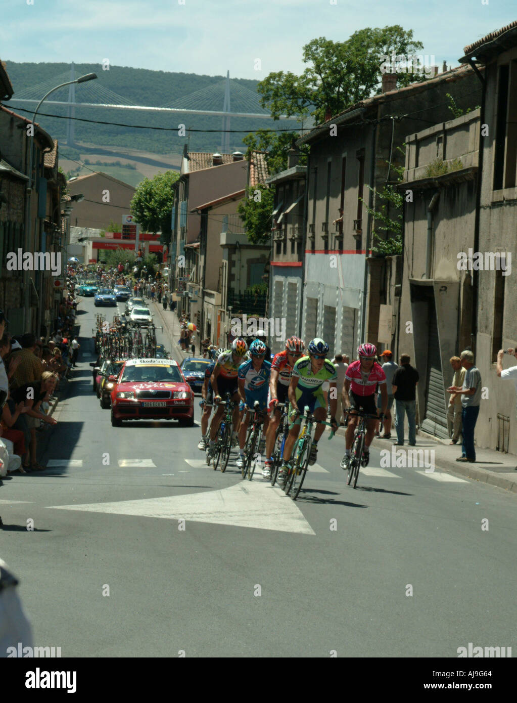 Der Führungsgruppe in der Tour de France auf der Durchreise Millau mit Sir Norman Fosters Viadukt in der Ferne Stockfoto