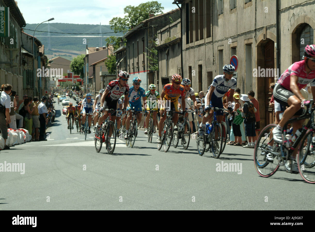 Die Tour de France, Reiten durch Millau Aveyronne Süd-West-Frankreich Stockfoto