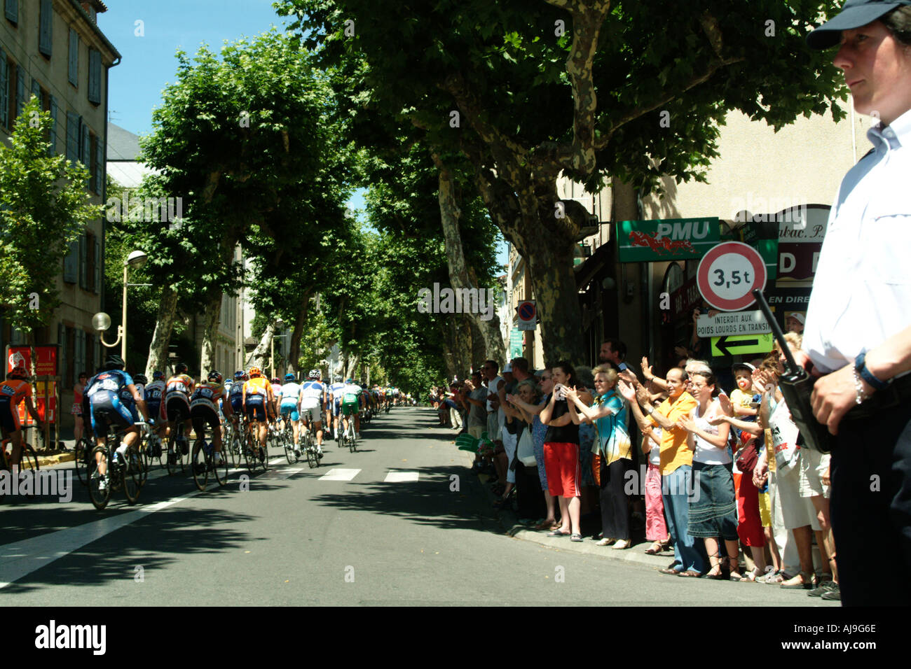Die Tour de France, Reiten durch Millau Aveyron Südwest-Frankreich Stockfoto