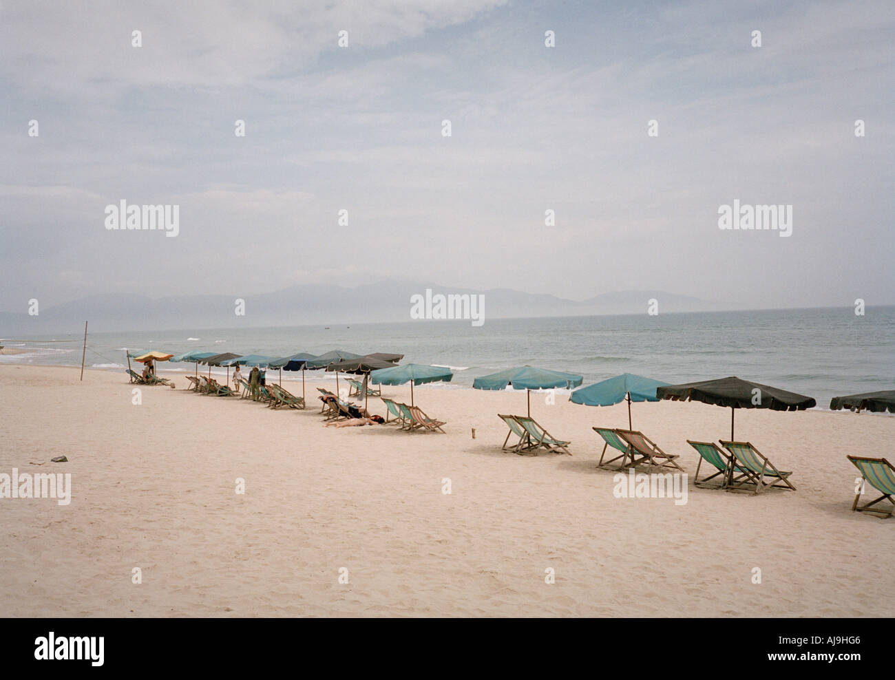 Liegestühle und Sonnenschirme am Strand Stockfoto