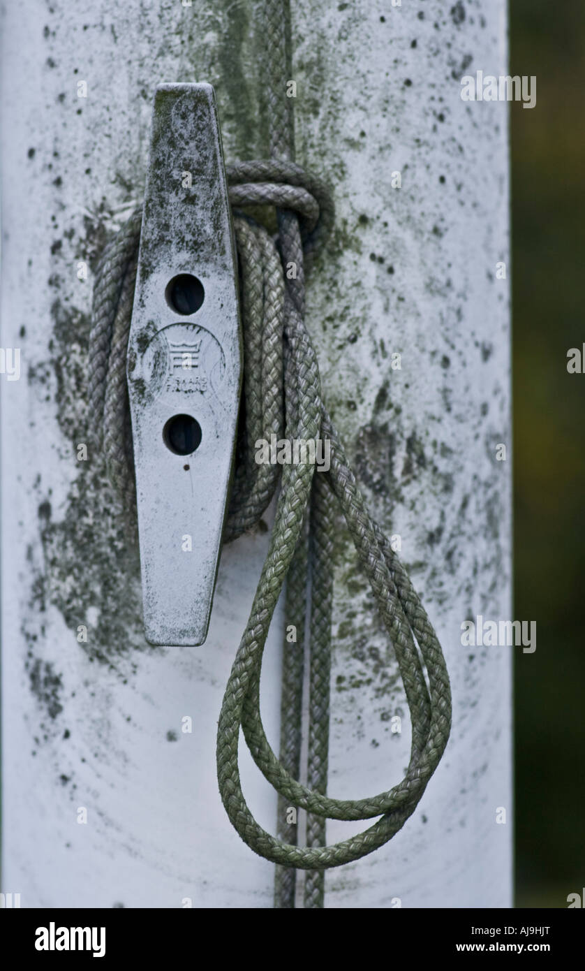 Klampe und Seil am Fahnenmast Stockfotografie - Alamy