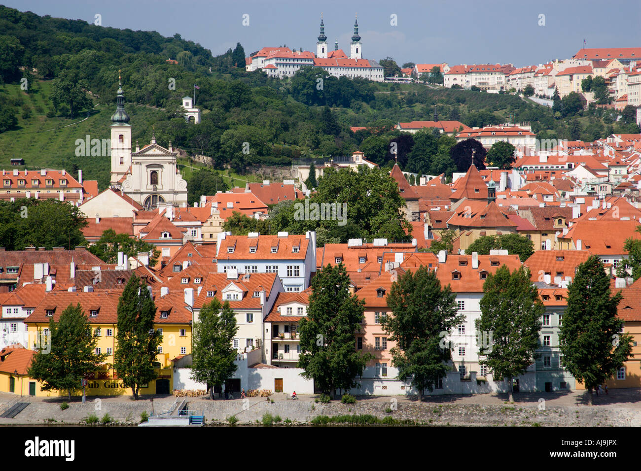 Tschechische Republik Tschechien Bohemia Prag wenig Viertel von Bäumen gesäumten Ufer der Moldau mit roten Dächern, Häuser und Kirchen Stockfoto