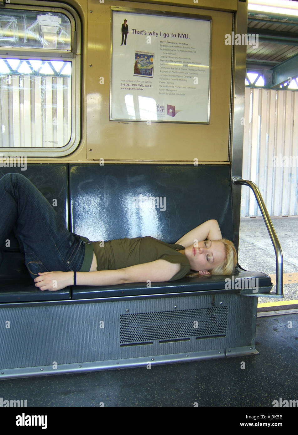 Mädchen liegend auf Sitz unten u-Bahn Karte New York u-Bahn Zug Manhattan USA Stockfoto