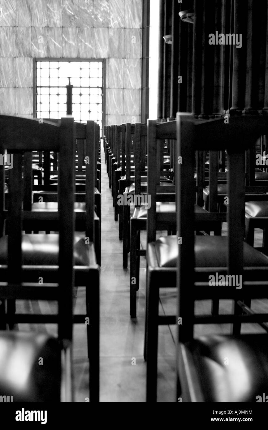 Schwarz / weiß Bild Stühle aufgereiht in Zeilen in das Innere der Kathedrale Notre Dame De La Treille, Lille, Frankreich Stockfoto