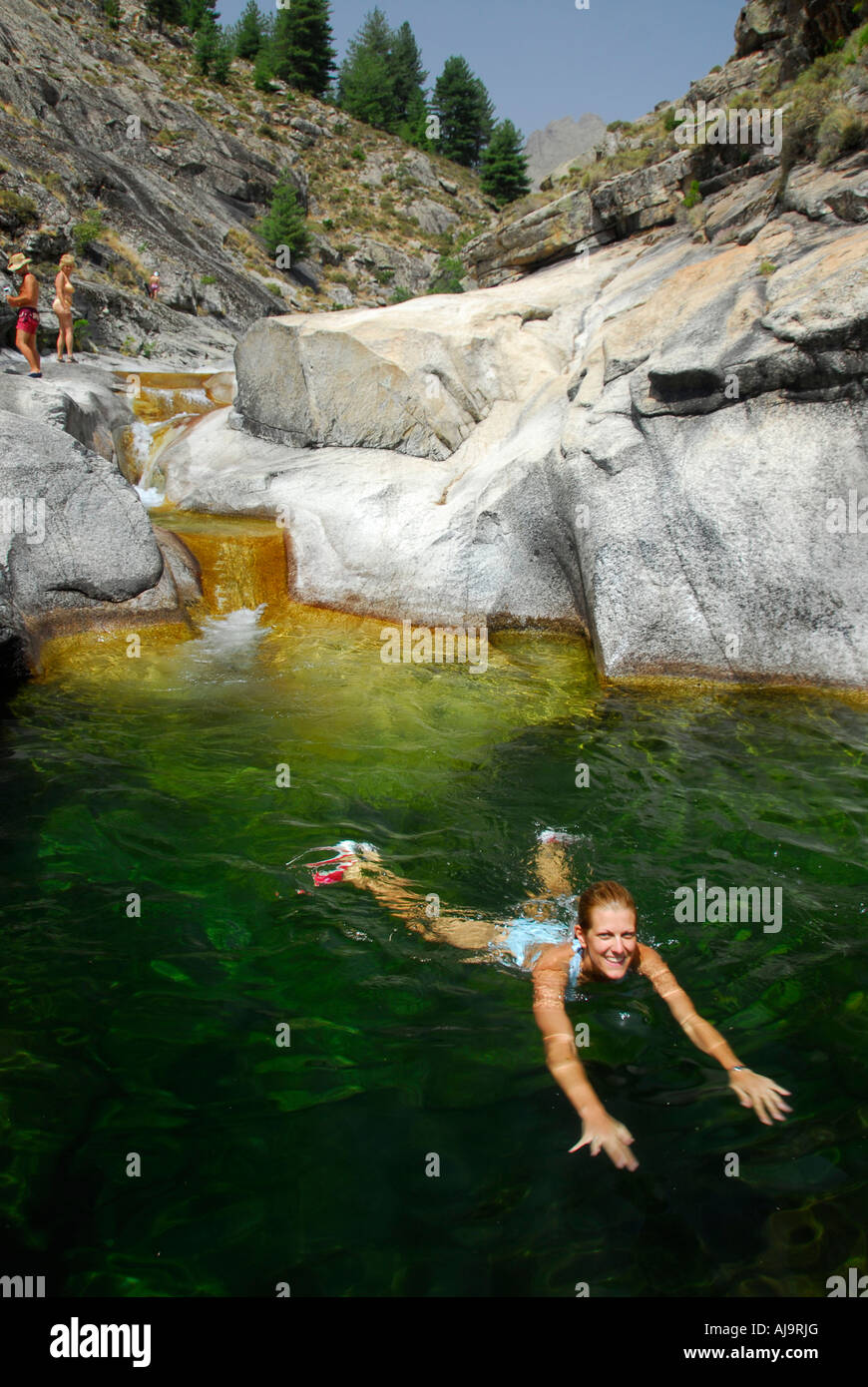 Reisegruppe Spaß im Fluss Golo, Korsika, Frankreich Stockfoto