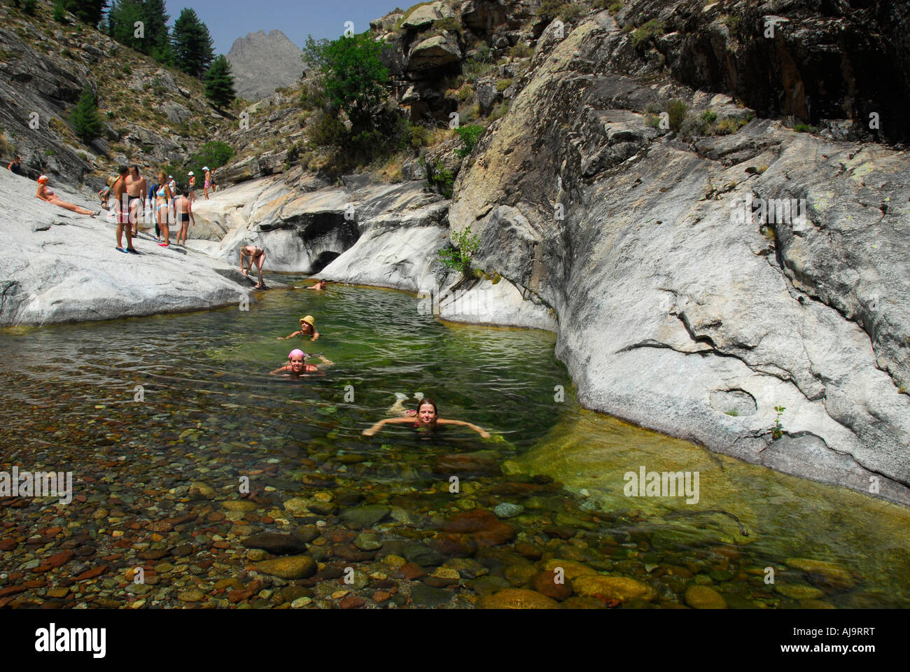 Reisegruppe Spaß im Fluss Golo, Korsika, Frankreich Stockfoto