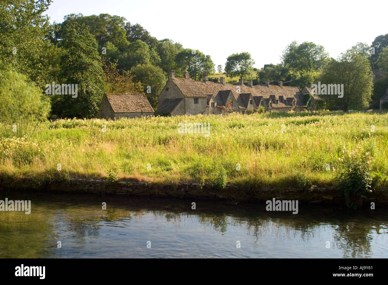 Ehemalige weavers Cottages, Arlington Row, Rack Isle, Fluss Coln, Bibury, Gloucestershire, Cotswolds, England, UK, Europa Stockfoto