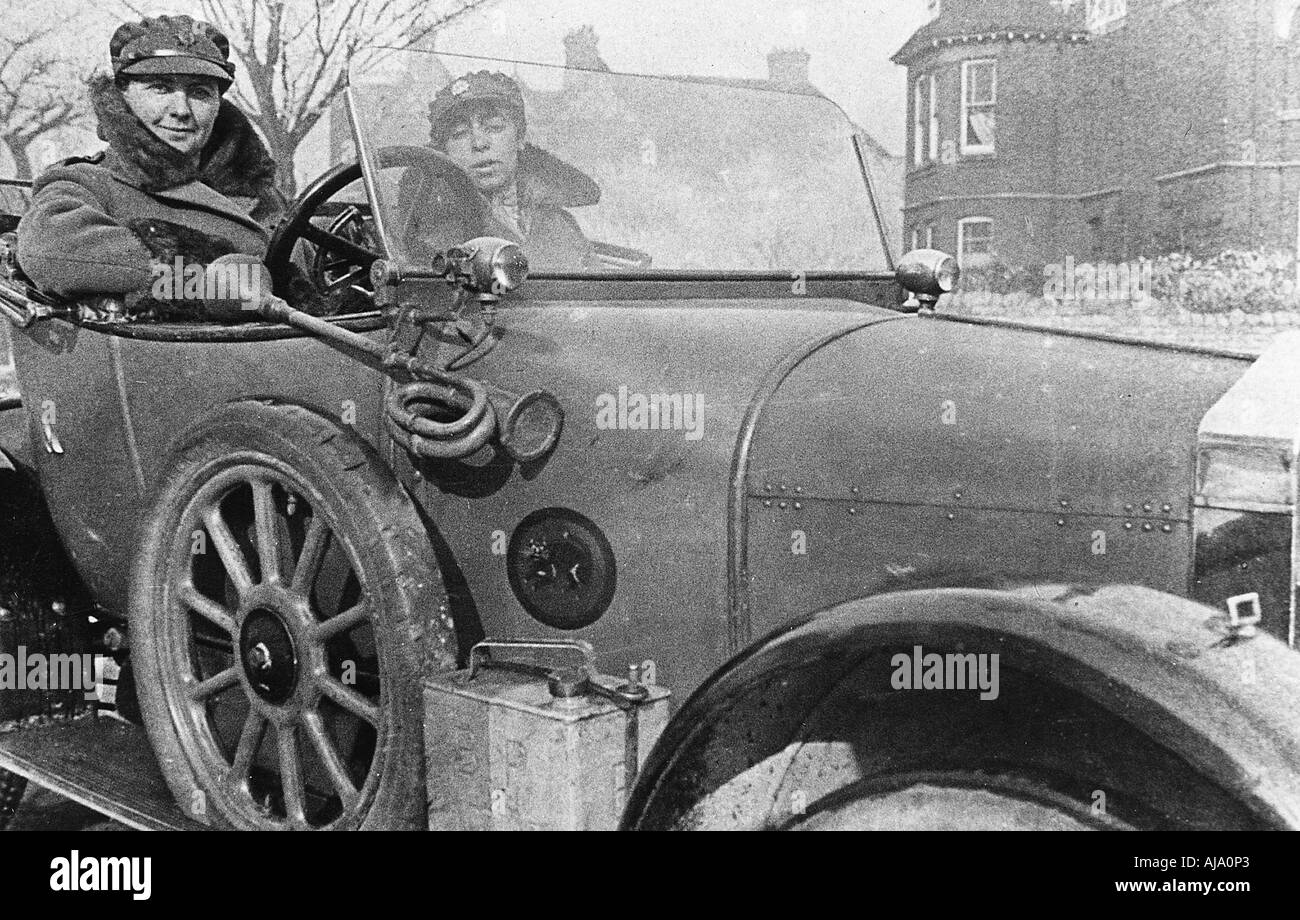 Freiwillige Fahrerinnen in einem Wolseley, gespendet in Richtung Krieg, Cambridge, der Erste Weltkrieg, 1915. Artist: Unbekannt Stockfoto