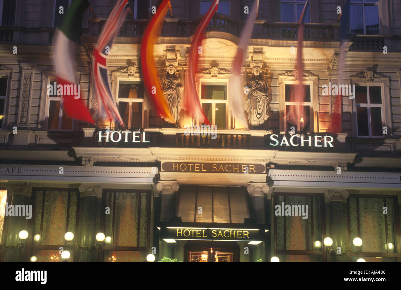 bei Nacht beleuchteten Fassade des th traditionelle Hotel Sacher Wien Wien Österreich Oesterreich Europa Europa Stockfoto