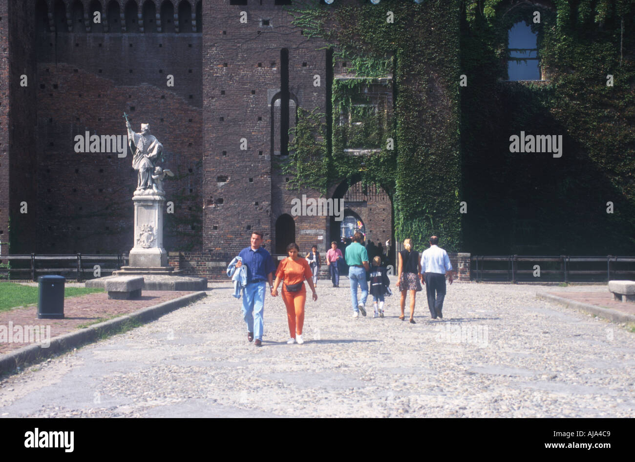 Menschen außerhalb th Castello Sforzesco Mailand Mailand Lombardei Italien Europa Stockfoto