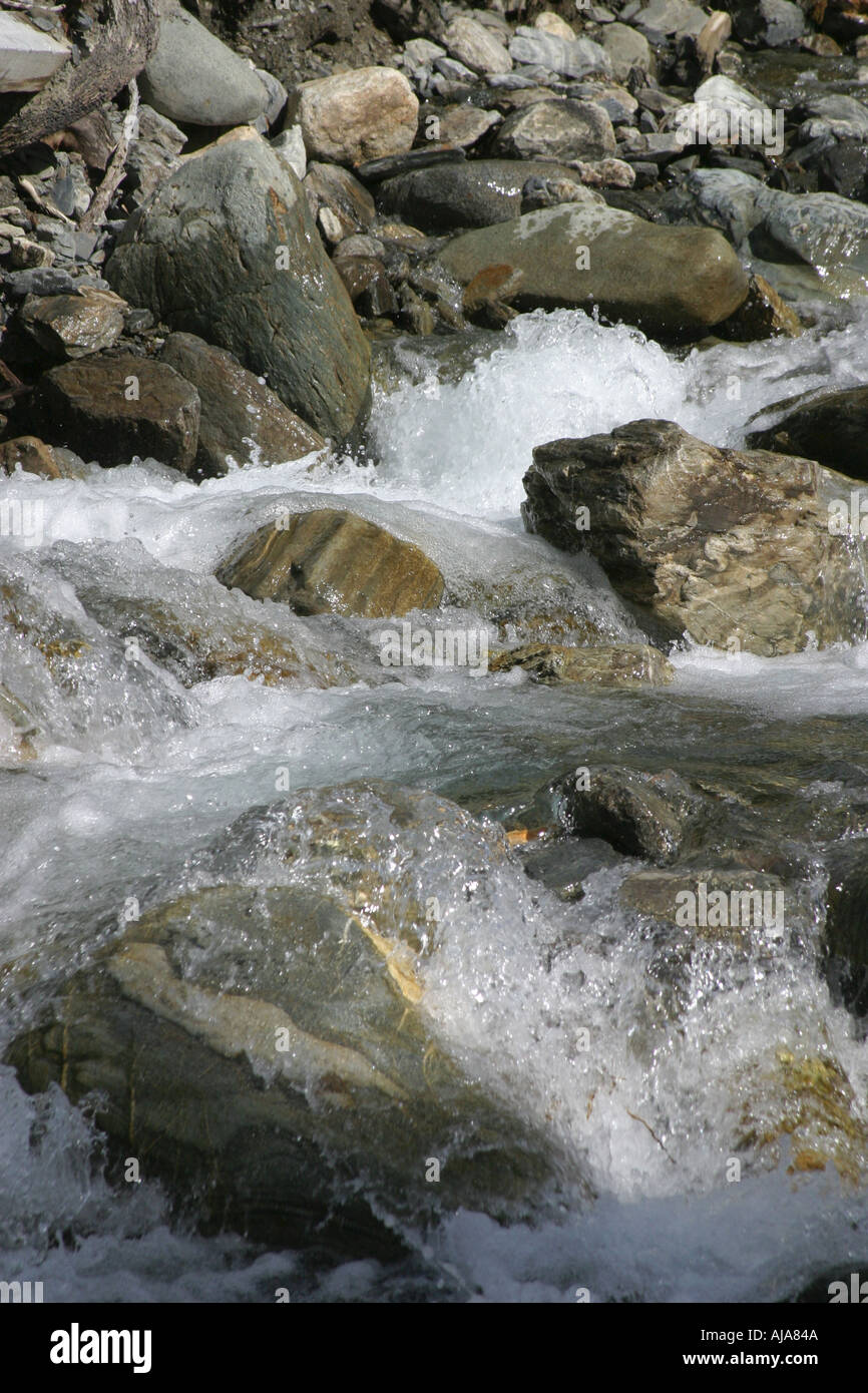Felsen in schnell fließenden Strom mit Wasser übergießen Rauschen Stockfoto