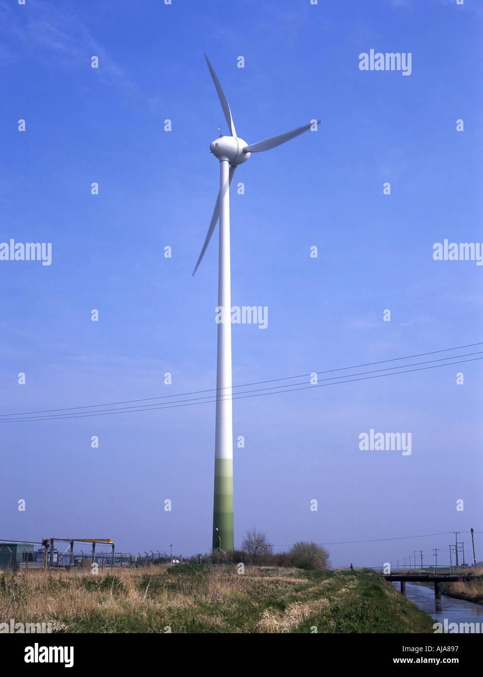 Eine Windmühle oder Wind Turbine zur Stromerzeugung in Lincolnshire, England UK Stockfoto