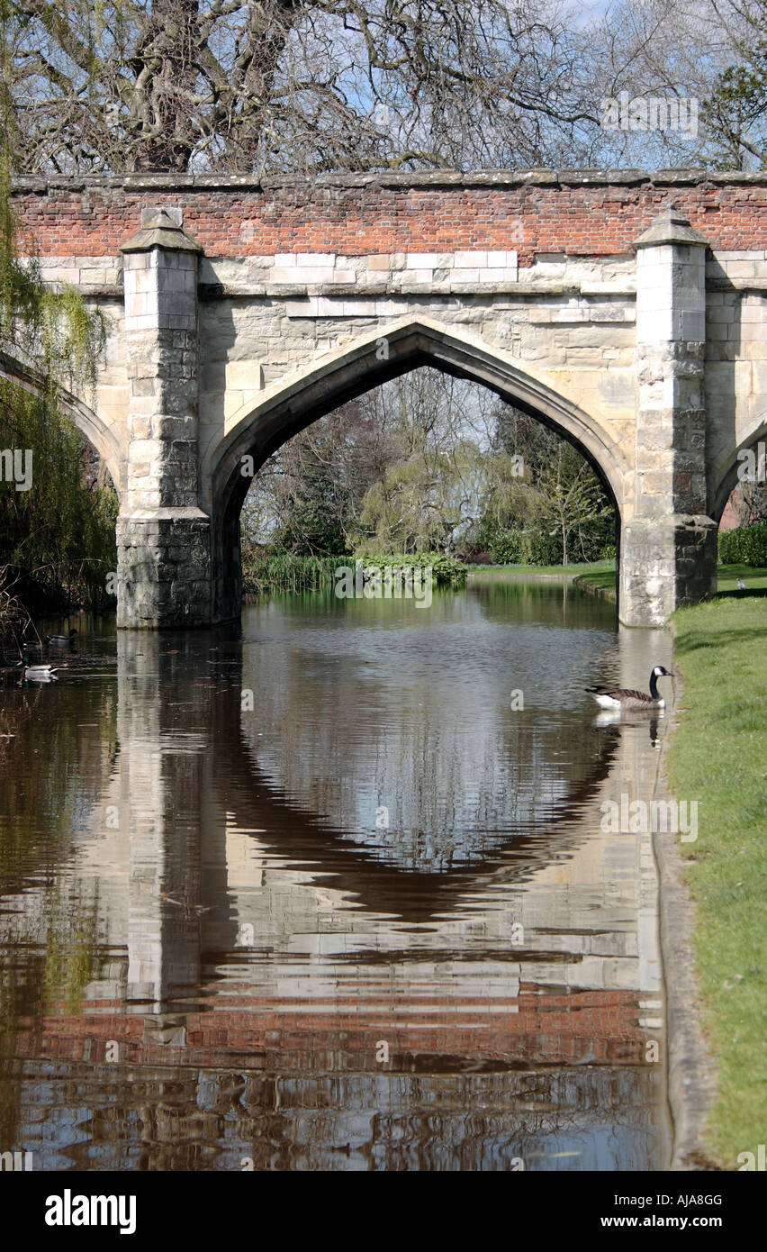 Mittelalterliche Brücke in Eltham Palace Stockfoto