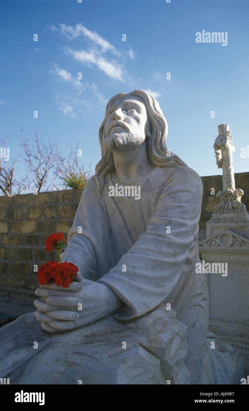 Statue von Jesus Grabstein auf einem Friedhof in Gozo Stockfoto