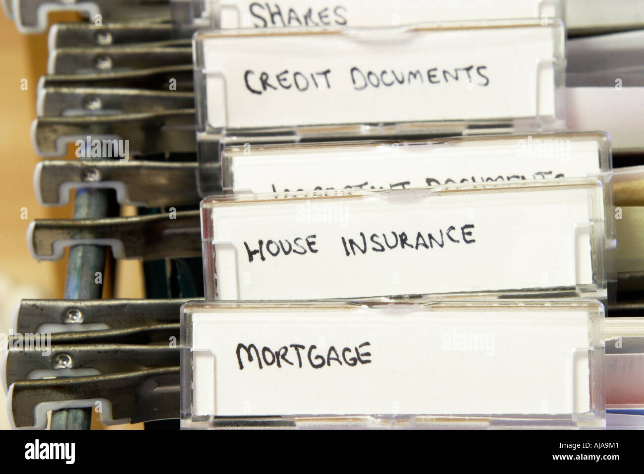 Detail von einem Aktenschrank mit Tabs gekennzeichnet für Hypothek Dokumente Haus Versicherung usw. Stockfoto Detail von einem Aktenschrank mit Tabs gekennzeichnet für Hypothek Dokumente Haus Versicherung usw. Stockfoto