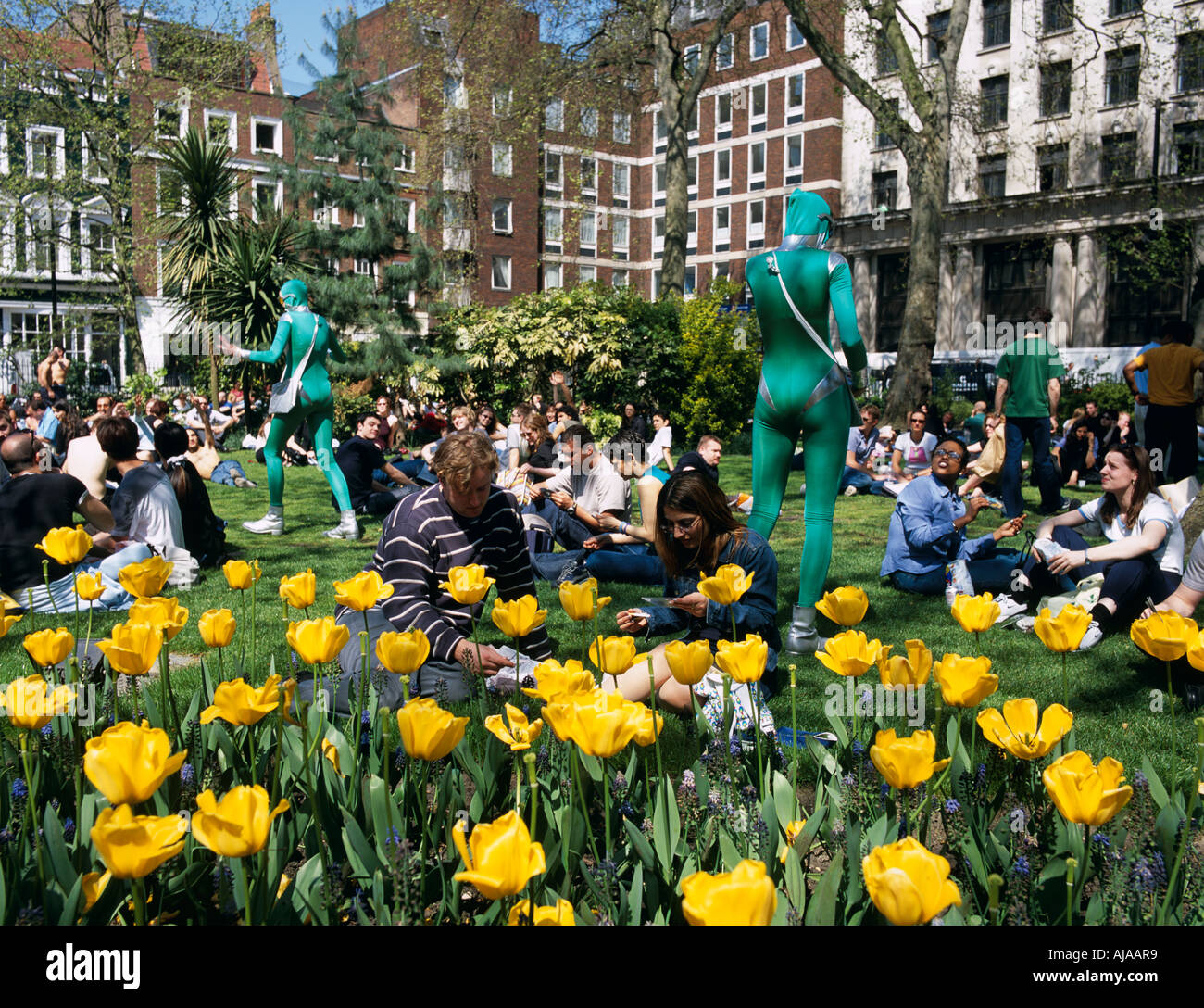 Marsmenschen und Blumen In Soho Square London Vereinigtes Königreich Stockfoto