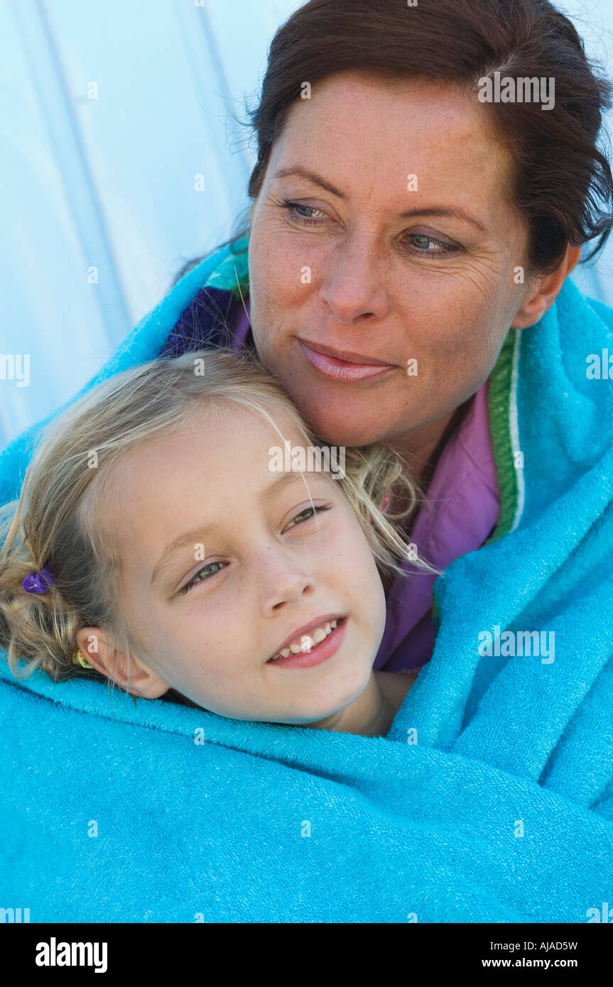 Mutter und Tochter in ein blaues Handtuch gewickelt Stockfoto