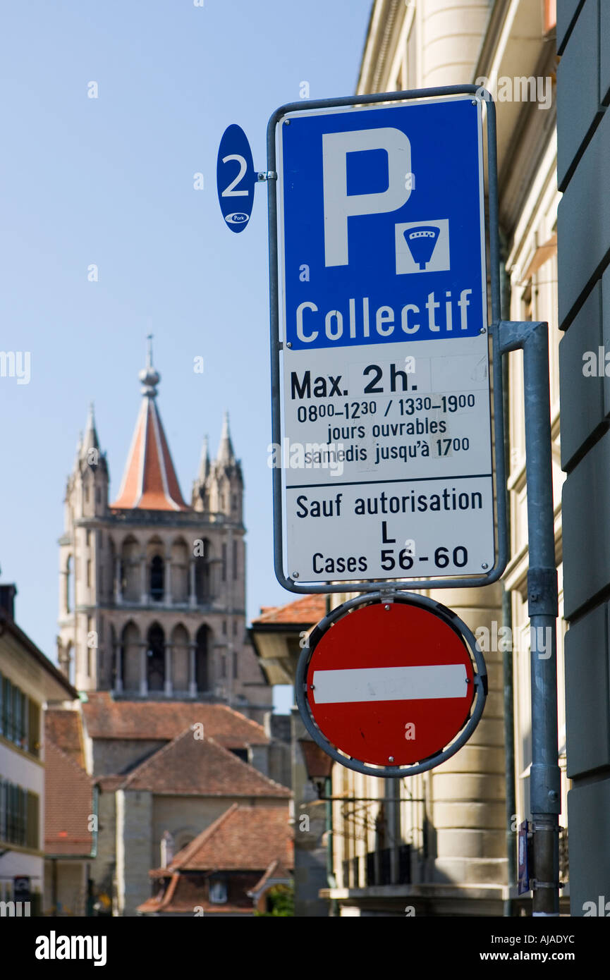 Parkplatz Schild neben der Notre Dame Kathedrale Lausanne Waadt Schweiz  Juli 2006 Stockfotografie - Alamy