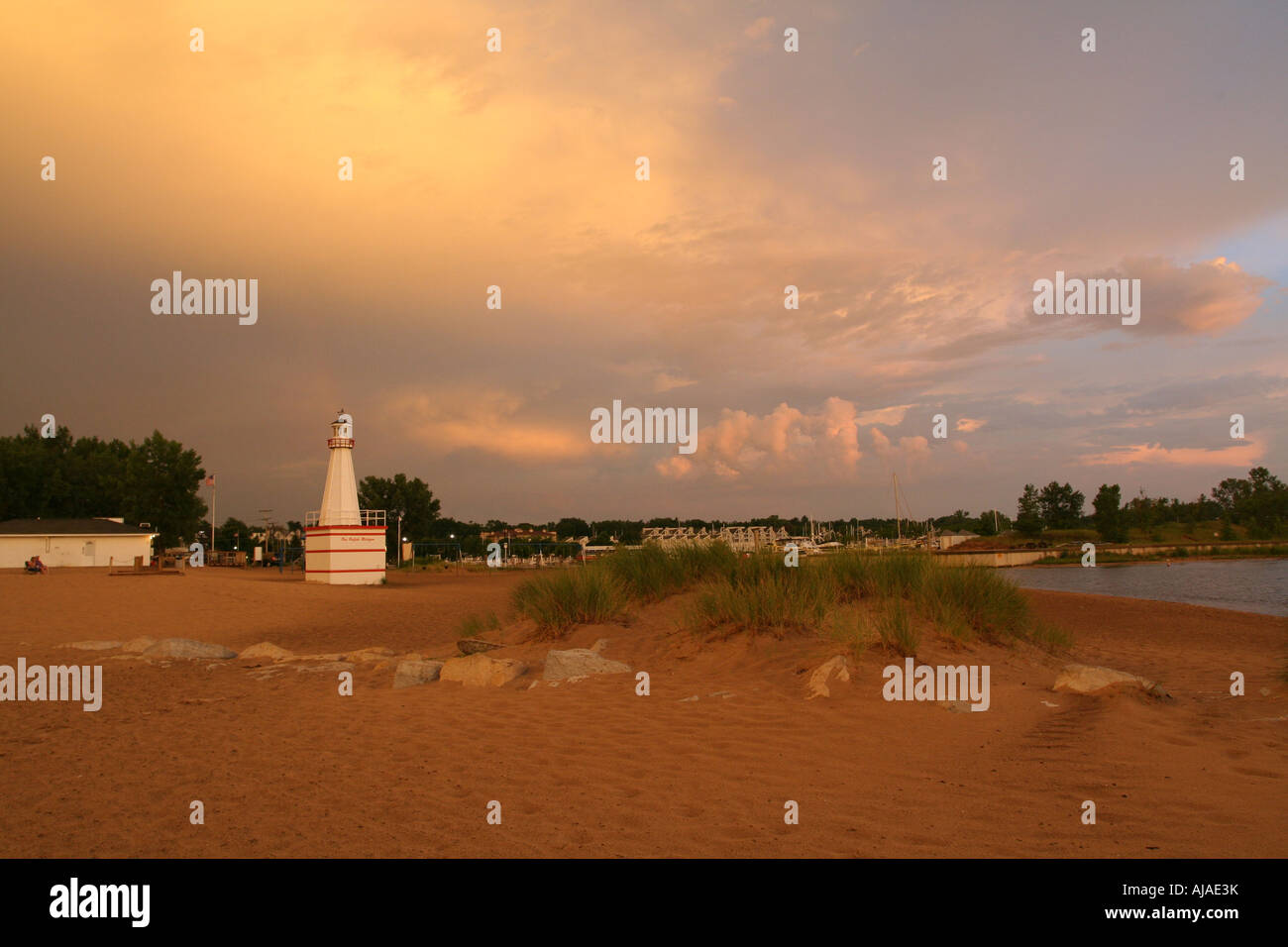 Wolkenformationen bei Sonnenuntergang auf See vordere Stadtpark, neue Buffalo, Michigan Stockfoto