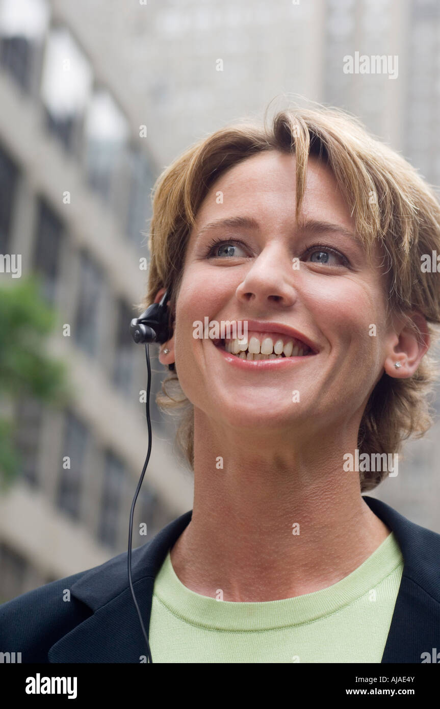 Geschäftsfrau trägt Kopfhörer Stockfoto