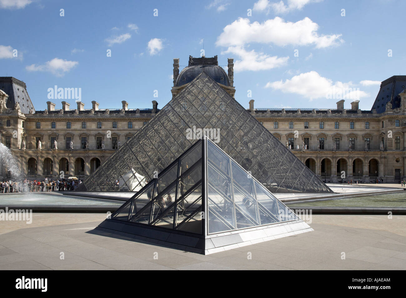 Pyramide im Louvre, Paris, Frankreich Stockfoto