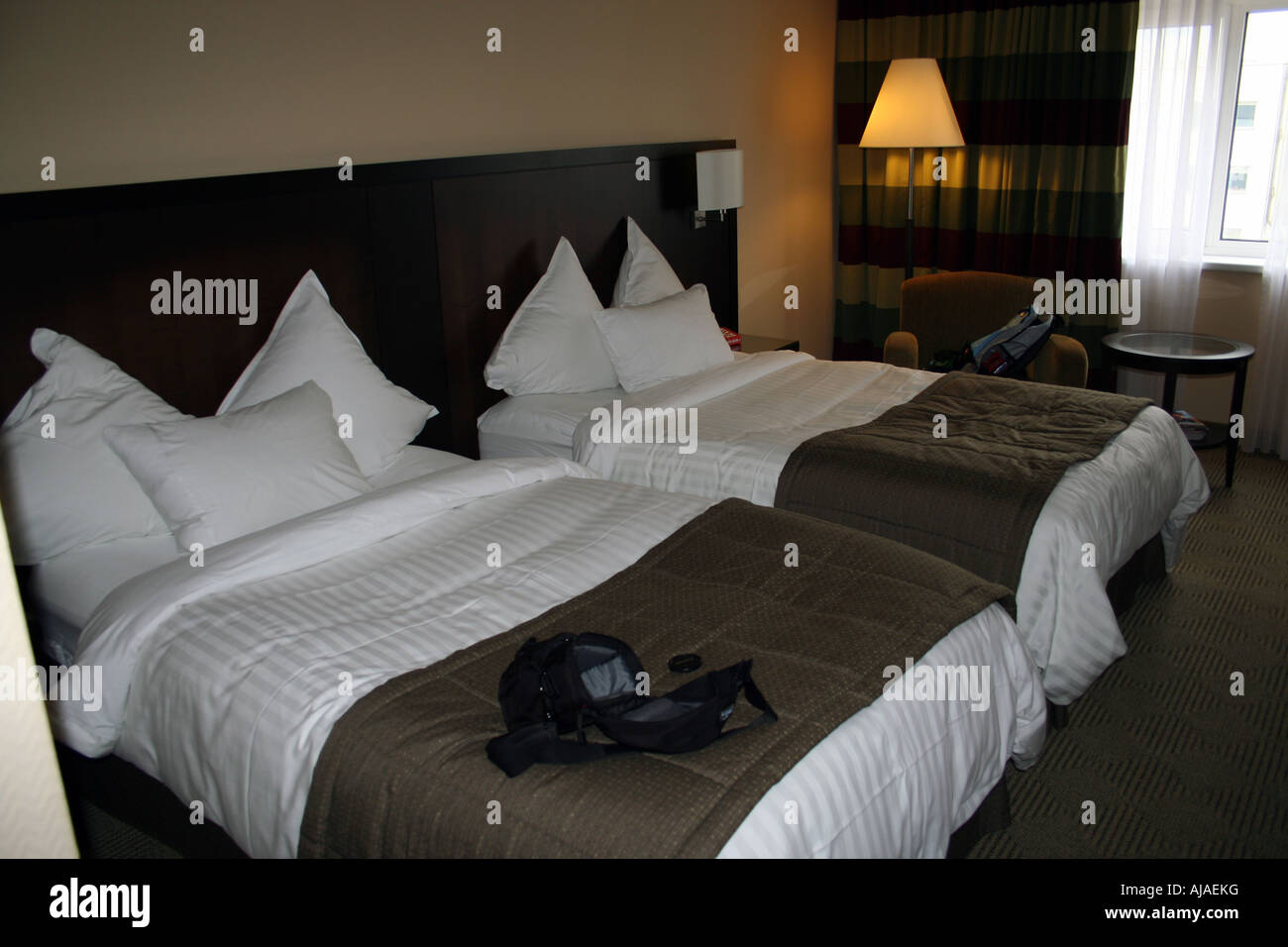 Nahaufnahme von zwei Einzelbetten im Tourist Hotel Schlafzimmer gebildet. Stockfoto