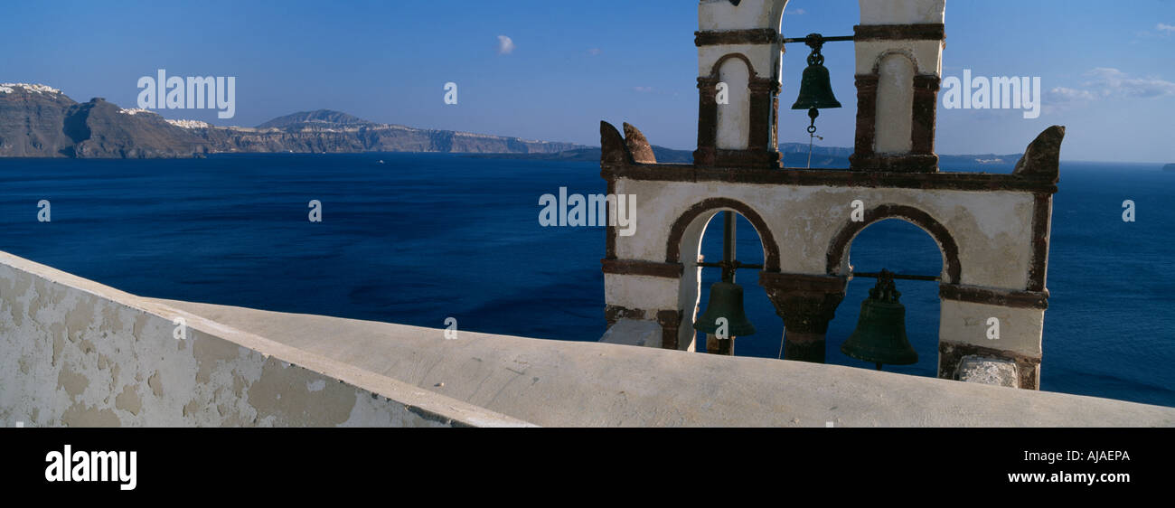Glockenturm der Kirche mit Blick auf vulkanische Caldera Santorini griechische Inseln Griechenland Stockfoto