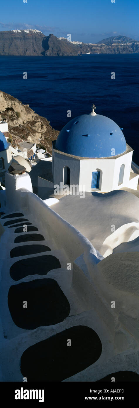 Stufen führen hinunter zu blauen Kuppelkirche Oia Dorf Santorini griechische Inseln Griechenland Stockfoto