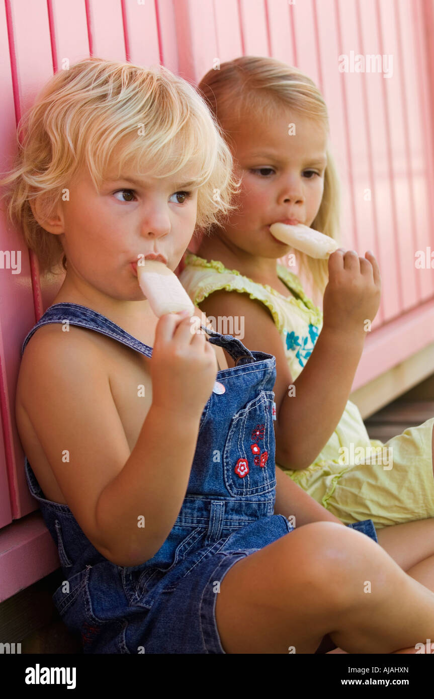 Zwei junge Mädchen, Eis essen Stockfoto
