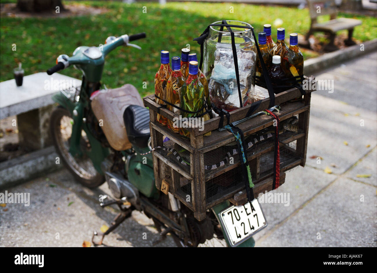 Snake Wein Fahrrad Hersteller Ho Chi Minh Stadt Saigon Vietnam Anmerkung lebendige Schlangen in Korb Stockfoto