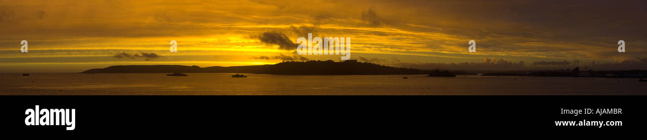 genähte Panorama des Sonnenuntergangs über Plymouth Sound Naturhafen von Jennys Klippe Stockfoto