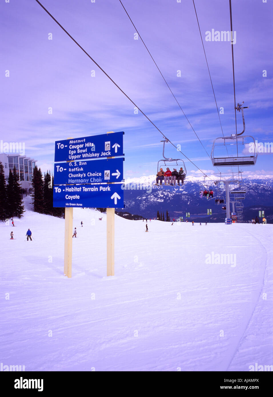 Skilift nähert sich "The Roundhouse" am Whistler Mountain Whistler, British Columbia Kanada Stockfoto