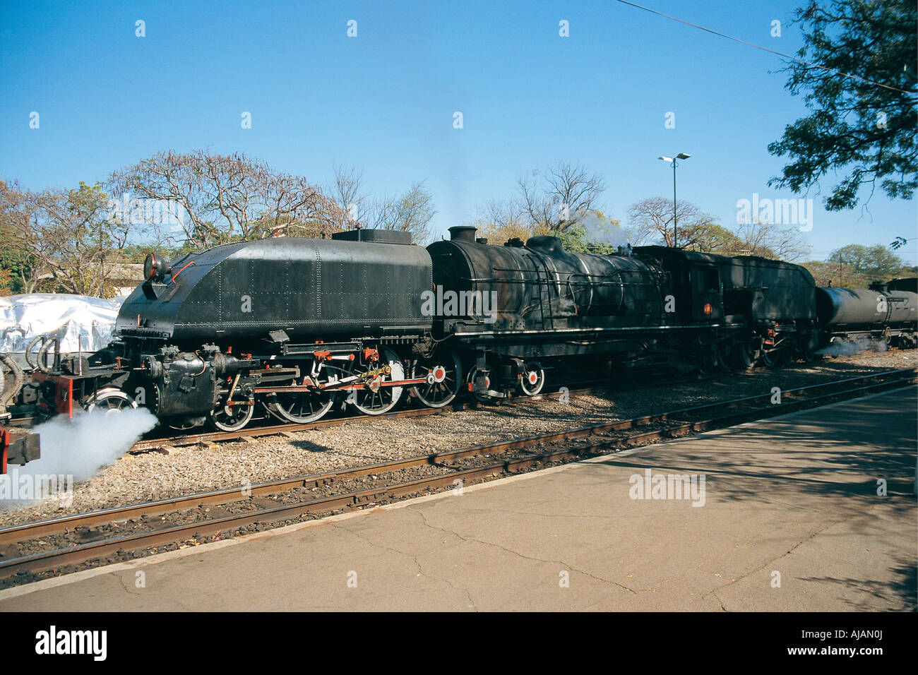 4 6 4 4 sechs vier dampfgetriebenen Bahn Motor Beyer Garratt und zart am Bahnhof Victoria Falls, Simbabwe Stockfoto