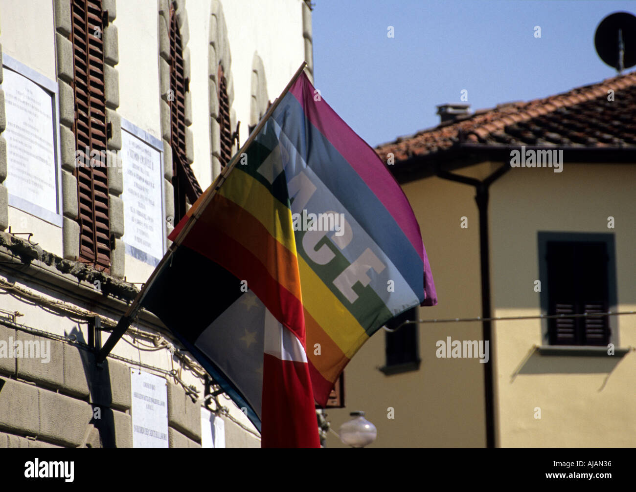 Vinci Tempo Frieden Flagge auf Bürgermeisteramt Haus Stockfoto